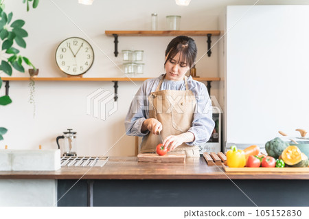 不擅長廚房做飯、擔心切西紅柿的亞洲女性 105152830