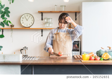 不擅長廚房做飯、擔心切西紅柿的亞洲女性 105152831