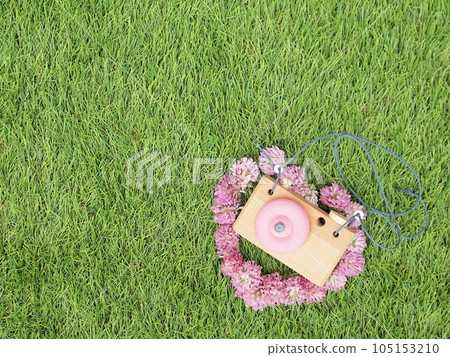 手工玩具相機草坪背景素材 手工玩具相機草坪背景素材 105153210