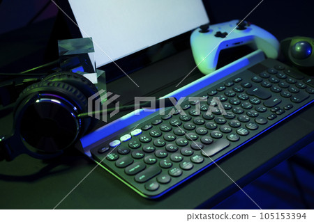 電腦鍵盤和遊戲機控制器生活方式圖像 105153394