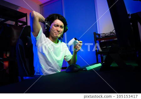 年輕人玩遊戲生活方式形象 年輕人玩遊戲生活方式形象 105153417