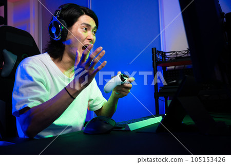 年輕人玩遊戲生活方式形象 年輕人玩遊戲生活方式形象 105153426