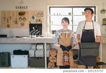 Outdoor-loving men and women (couples/couples) preparing for camping in garages, warehouses, garages, and storerooms Outdoor-loving men and women (couples/couples) preparing for camping in garages, warehouses, garages, and storerooms 105153737