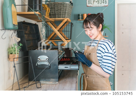 A woman who uses tools in her garage (DIY, craft, DIY) A woman who uses tools in her garage (DIY, craft, DIY) 105153745