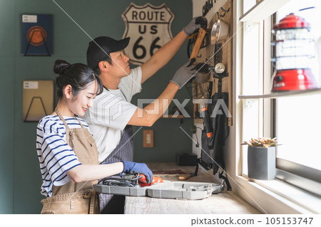 男人和女人在房子的車庫裡使用工具（DIY、工藝、DIY） 105153747