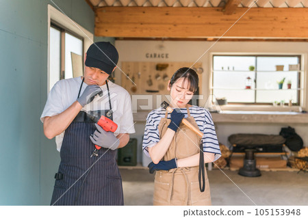 Men and women who DIY and renovate the garage (troublesome) 105153948