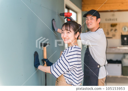 Japanese men and women using electric screwdrivers (DIY) 105153953