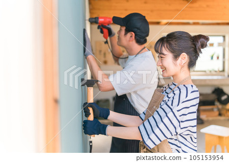 日本男女使用電動螺絲刀(DIY) 日本男女使用電動螺絲刀(DIY) 105153954