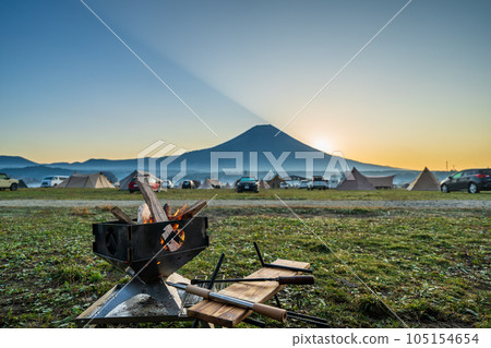 “靜岡縣”在可以看到富士山的露營地享受篝火 105154654