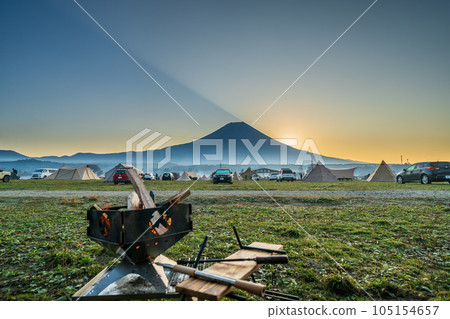 “靜岡縣”在可以看到富士山的露營地享受篝火 105154657
