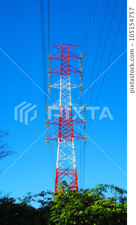 藍天,鋼塔和輸電線路的風景 藍天,鋼塔和輸電線路的風景 105154757