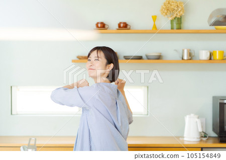 Woman exercising in the kitchen 105154849