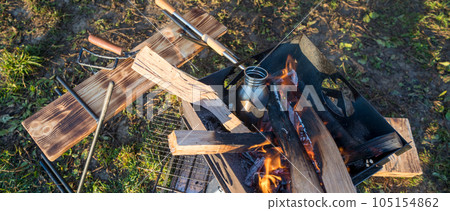 在營地享受篝火晚會 105154862