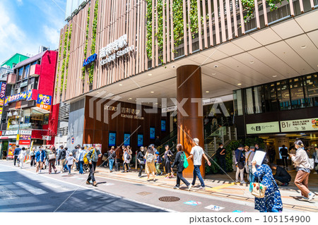 [Tokyo] The South Exit of Kichijoji Station Bustling with People 105154900