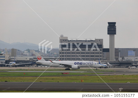 Takeoff and landing at Osaka Itami Airport 105155177