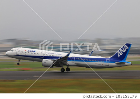 Takeoff and landing at Osaka Itami Airport 105155179