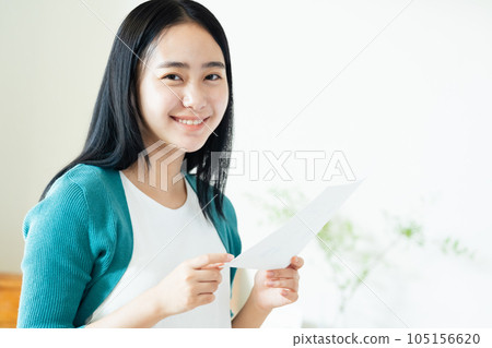 拿著文件微笑的年輕女子 105156620