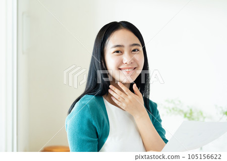 拿著文件微笑的年輕女子 105156622