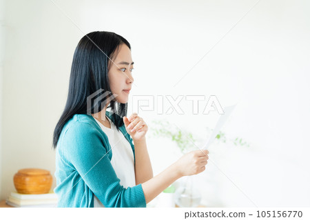 檢查文件的少婦 105156770