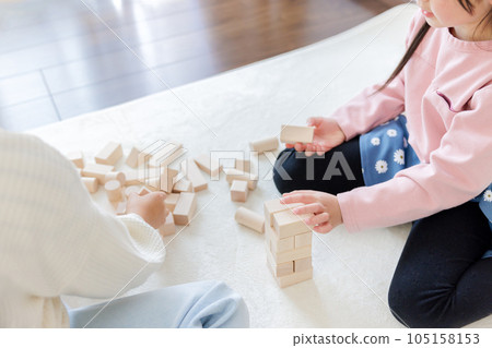 孩子們的手搭積木 105158153