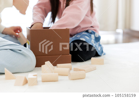 孩子們的手搭積木 孩子們的手搭積木 105158159