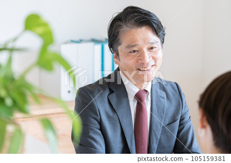 在辦公室工作的商人 105159381