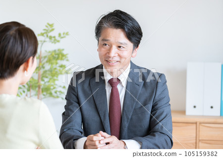 在辦公室工作的商人 105159382