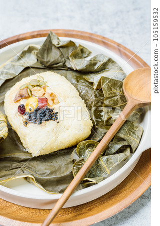 yeonnipbap, korean lotus leaf rice, Glutinous rice, dates, and chestnuts wrapped in a lotus leaf and steamed in a steamer. In the past, this dish was made and consumed by Buddhist monks, but it is now 105159532