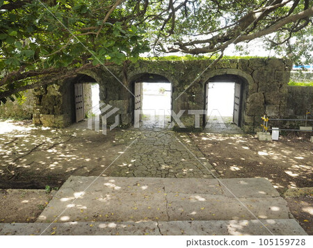 Gate of Sogenji Temple (Naha City, Okinawa Prefecture) 105159728