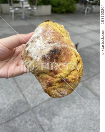 Stone-baked curry bread: Crispy, fragrant, authentic curry bread. Stone-baked curry bread: Crispy, fragrant, authentic curry bread. 105160204