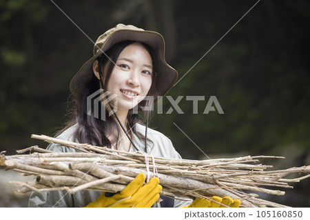 露營地攜帶篝火棒的年輕女子 105160850