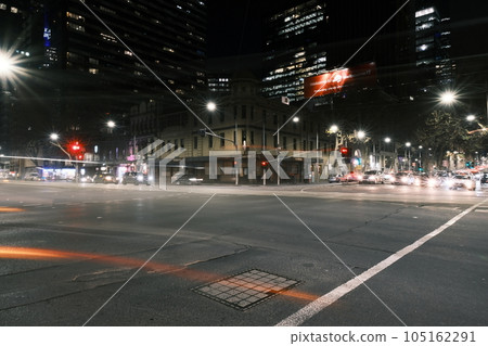 夜間在市中心行駛的汽車 105162291