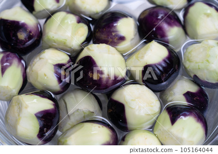 Marunasu is soaked in salt water to prevent discoloration Marunasu is soaked in salt water to prevent discoloration 105164044