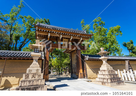 盛夏的兵庫縣西宮市西宮神社南門 盛夏的兵庫縣西宮市西宮神社南門 105164101