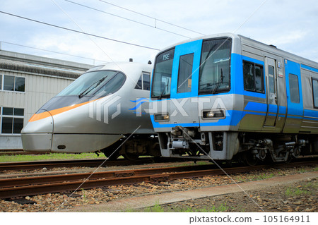 JR Shikoku 8000 series train & 2000 series diesel train (TSE) 105164911
