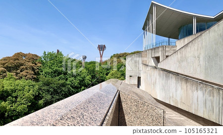 五月的藍天與岡崎美術館的99折坡(岡崎中央公園/愛知縣岡崎市) 五月的藍天與岡崎美術館的99折坡(岡崎中央公園/愛知縣岡崎市) 105165321