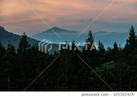 岩手縣姬神山夏季的夜景。 105165424