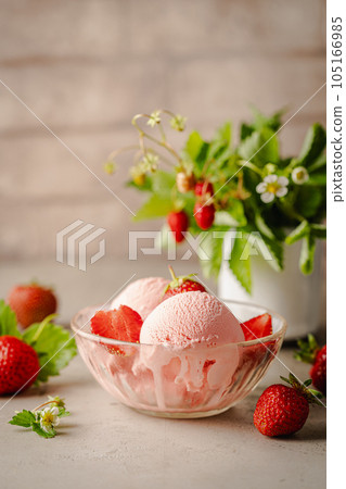 Strawberry ice cream 105166985