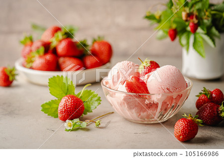 Strawberry ice cream 105166986