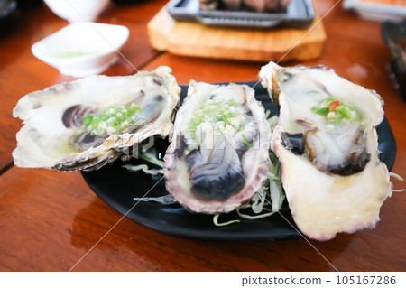 oyster or raw oyster , raw shell 105167286