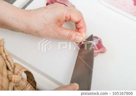 [家庭主婦用刀準備烤雞胗] 105167800