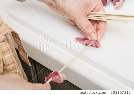 [Housewife skewering yakitori gizzards] 105167812