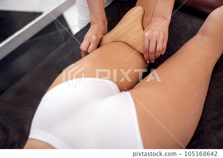 Massage madera. Maderotherapy anti cellulite massage treatment with wooden prop 105168642
