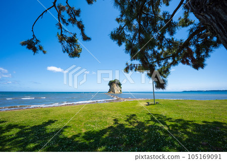 奧能登觀光地見附島(又名軍艦島)和藍天風景|2023年6月拍攝|石川縣珠洲市(地震倒塌後) 奧能登觀光地見附島(又名軍艦島)和藍天風景|2023年6月拍攝|石川縣珠洲市(地震倒塌後) 105169091