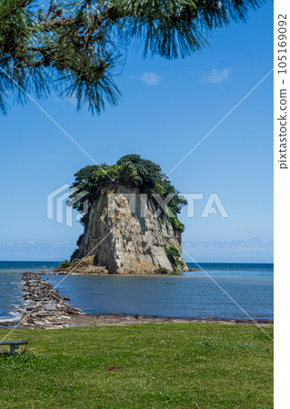 奧能登觀光地見附島(又名軍艦島)和藍天風景|2023年6月拍攝|石川縣珠洲市(地震倒塌後) 奧能登觀光地見附島(又名軍艦島)和藍天風景|2023年6月拍攝|石川縣珠洲市(地震倒塌後) 105169092