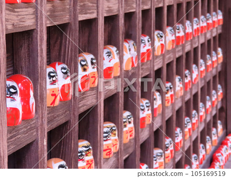 勝尾寺院內廣場上排列著的達摩符 勝尾寺院內廣場上排列著的達摩符 105169519