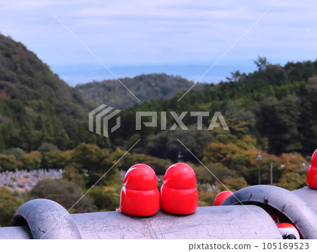 Katsuo-ji Temple precincts A pair of daruma oracles and a view Katsuo-ji Temple precincts A pair of daruma oracles and a view 105169523