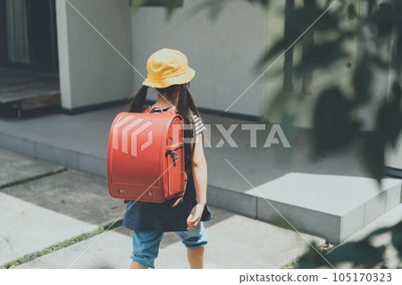 elementary student, primary school child, primary school student 105170323