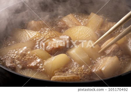 水煮蘿蔔和豬肉玫瑰肉 水煮蘿蔔和豬肉玫瑰肉 105170492