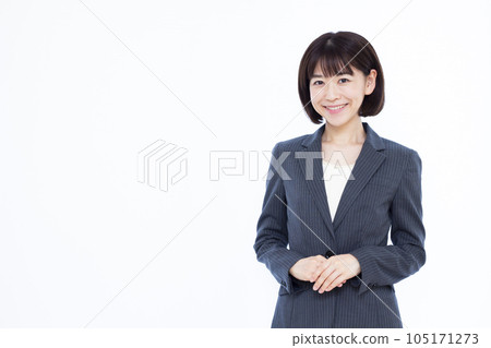 三十多歲的職業女性站在白色背景前 105171273